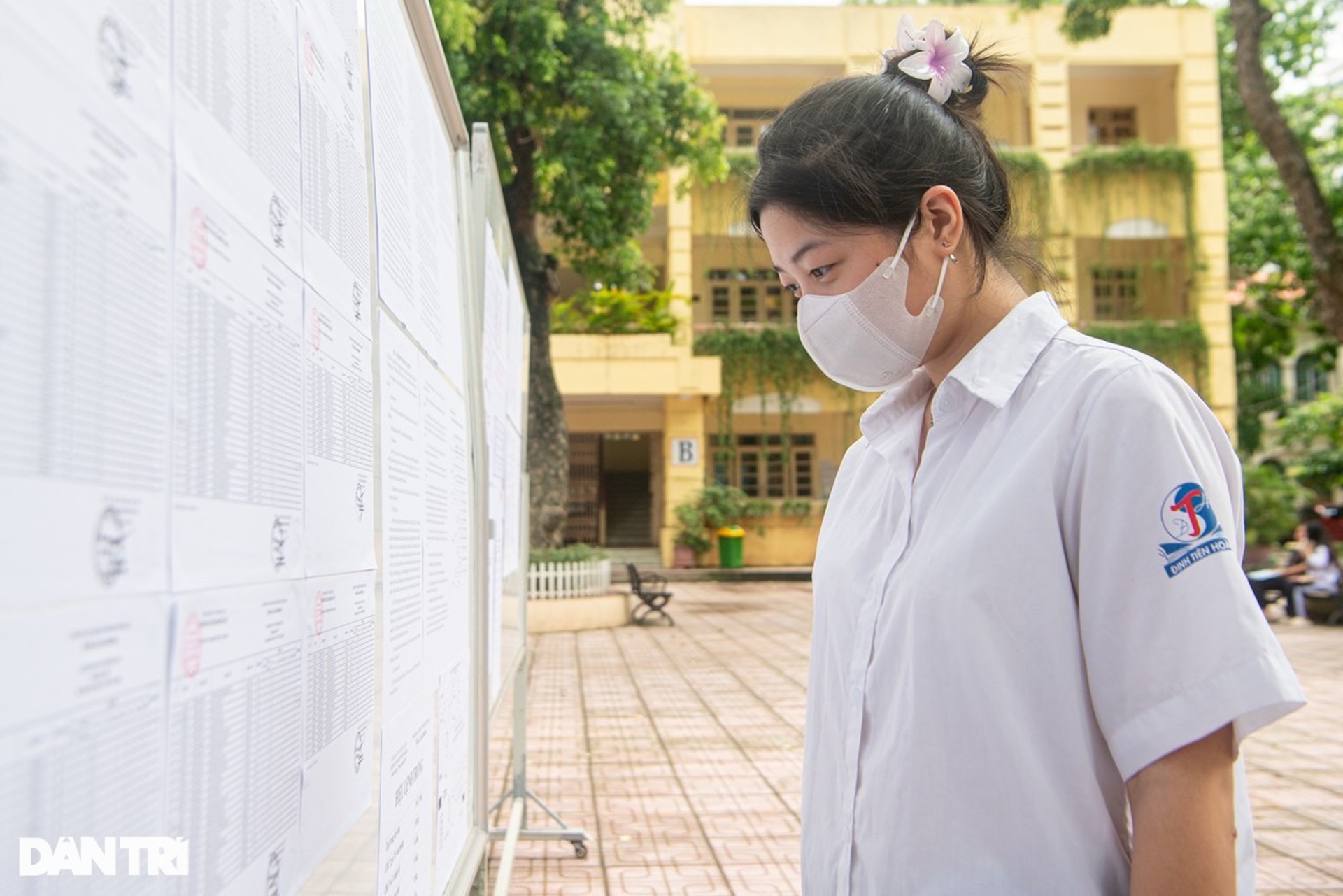 Sĩ tử Hà Nội hân hoan trong ngày làm thủ tục thi tốt nghiệp THPT - 10 Sĩ tử Hà Nội hân hoan trong ngày làm thủ tục thi tốt nghiệp THPT - 10