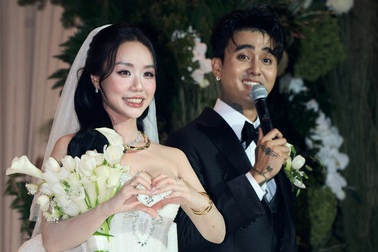 Đạt G quỳ gối, chia sẻ xúc động trong lễ cưới với Cindy Lư