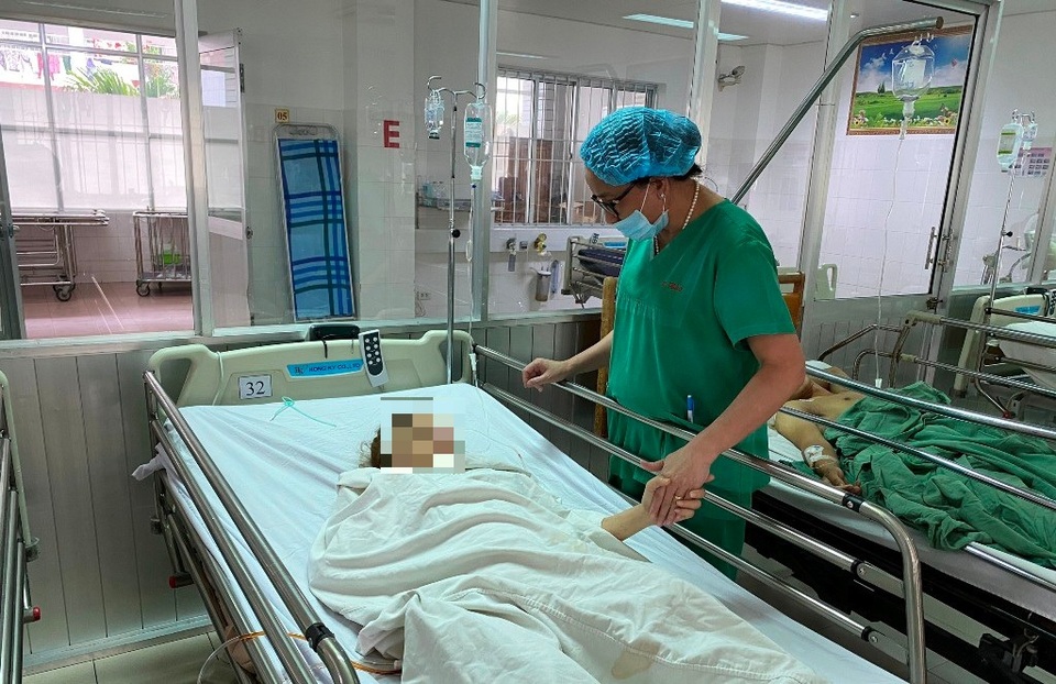 Đặt nội khí quản qua ống nội soi, cứu sống bệnh nhân thai ngoài tử cung bị vỡ - 1 Đặt nội khí quản qua ống nội soi, cứu sống bệnh nhân thai ngoài tử cung bị vỡ - 1