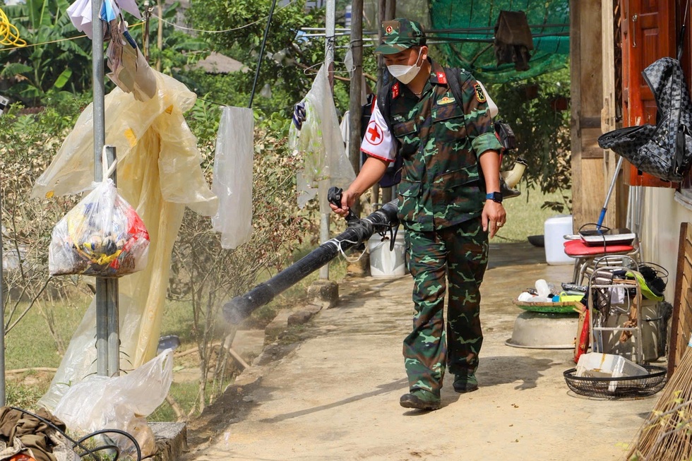 Ngỡ chỉ là cơn sốt nhẹ, người đàn ông rơi vào sốc sốt xuất huyết nguy kịch - 13 Ngỡ chỉ là cơn sốt nhẹ, người đàn ông rơi vào sốc sốt xuất huyết nguy kịch - 13