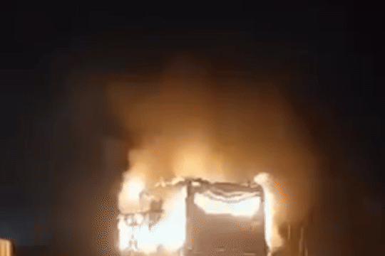 Ônibus de passageiros pega fogo em rodovia Norte-Sul - 1 Xe khách cháy ngùn ngụt trên cao tốc Bắc - Nam - 1