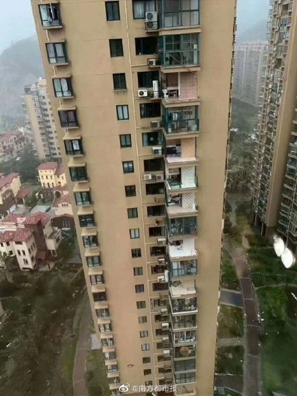 Chung cư cao cấp ở Trung Quốc bị bão thổi bay ban công, máy giặt - 3 Chung cư cao cấp ở Trung Quốc bị bão thổi bay ban công, máy giặt - 3
