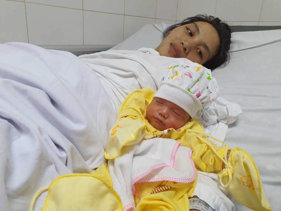 Thai phụ từng nguy kịch tính mạng nghẹn ngào ôm con ngày xuất viện - 2 Thai phụ từng nguy kịch tính mạng nghẹn ngào ôm con ngày xuất viện - 2