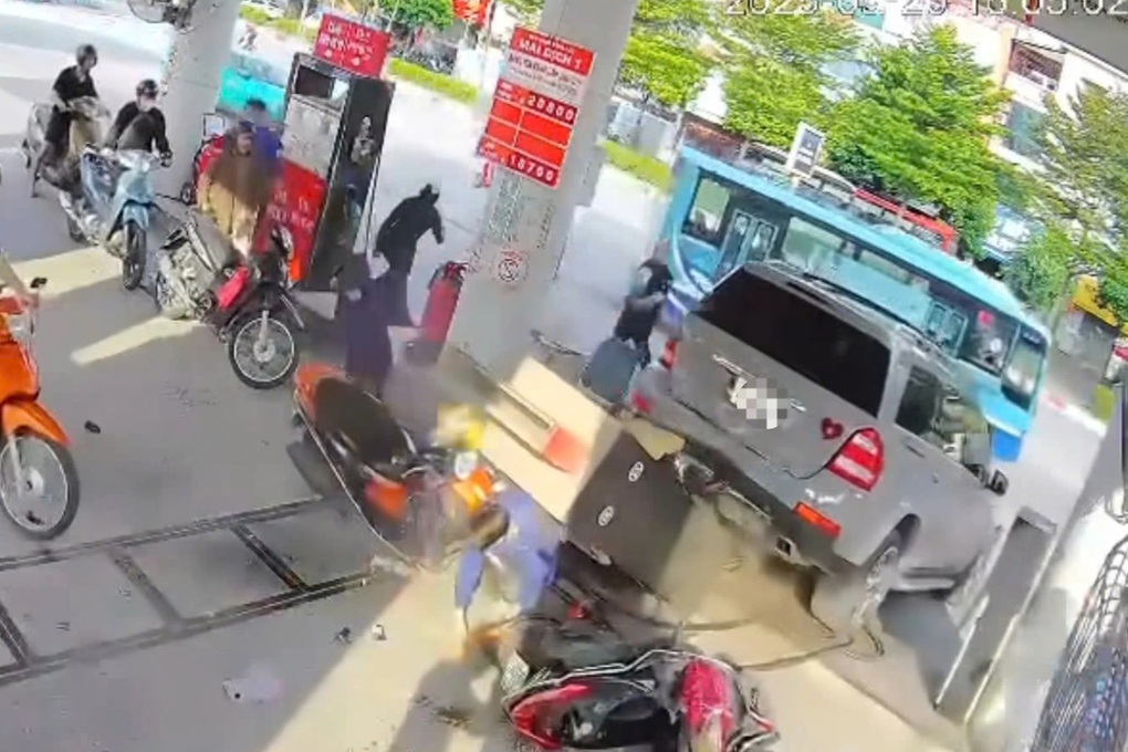 Ô tô lùi đổ trụ bơm xăng gây cháy ngùn ngụt ở Hà Nội - 1 Ô tô lùi đổ trụ bơm xăng gây cháy ngùn ngụt ở Hà Nội - 1