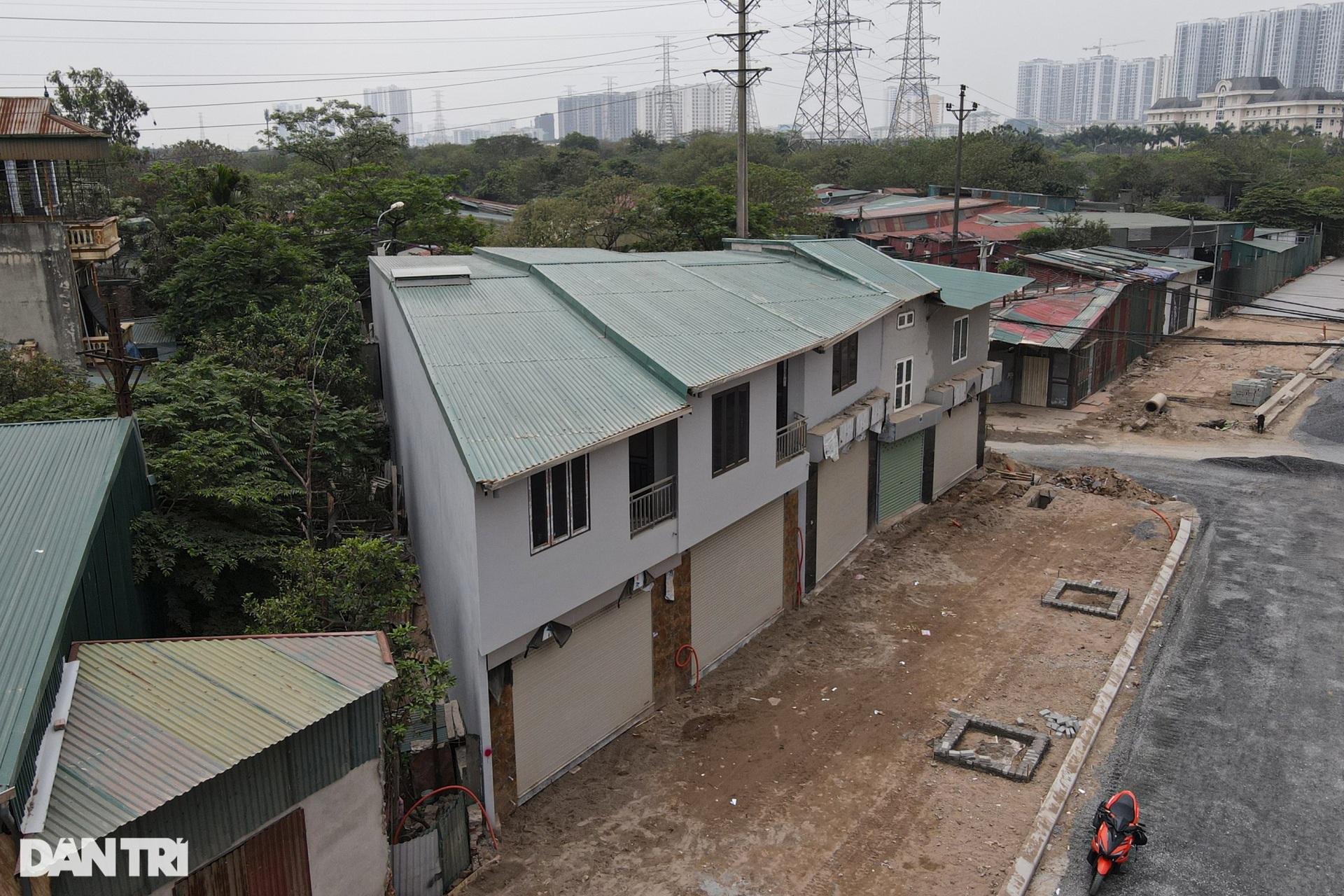 Những căn nhà méo mó, siêu mỏng mọc trên tuyến đường mới ở Hà Nội - 9 Những căn nhà méo mó, siêu mỏng mọc trên tuyến đường mới ở Hà Nội - 9