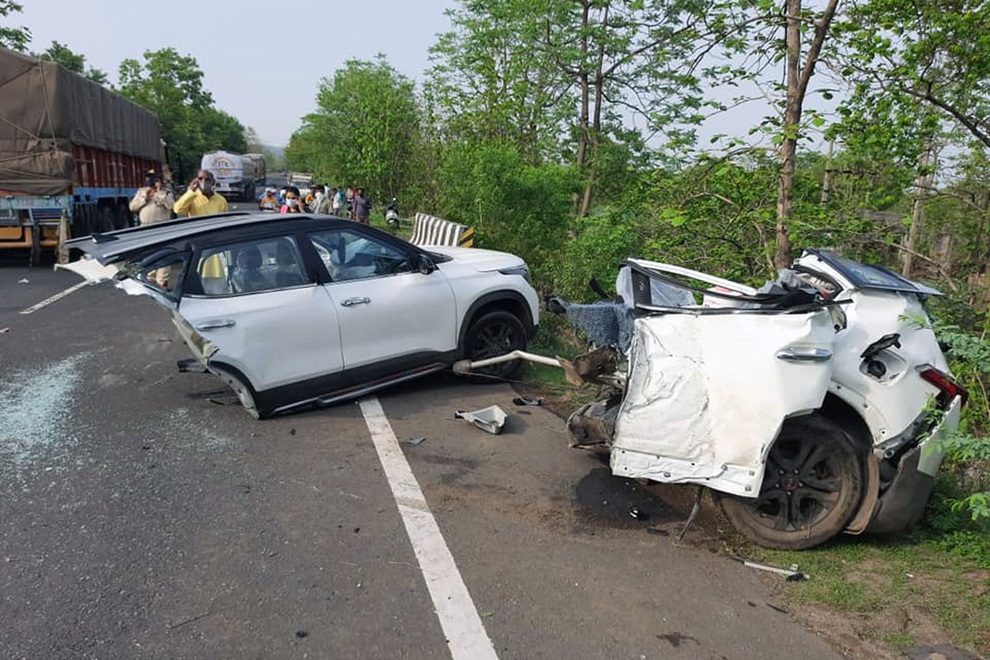Ô tô tách làm đôi sau tai nạn khiến người xem ám ảnh - 1 Ô tô tách làm đôi sau tai nạn khiến người xem ám ảnh - 1