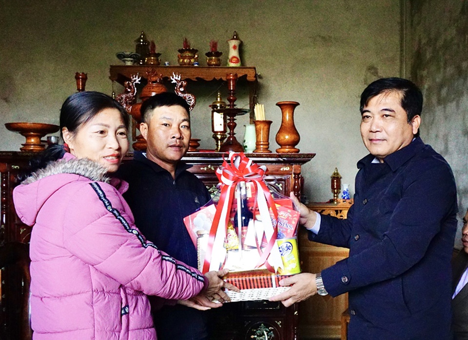 Chủ tịch UBND tỉnh Quảng Bình chúc Tết Bà mẹ Việt Nam anh hùng - 3 Chủ tịch UBND tỉnh Quảng Bình chúc Tết Bà mẹ Việt Nam anh hùng - 3