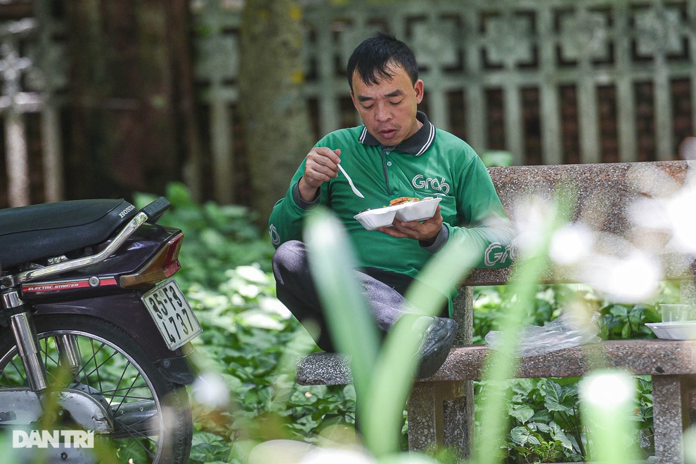 Vỉa hè, ghế đá trở thành... bàn ăn bất đắc dĩ giữa trưa hè nắng cháy da - 6