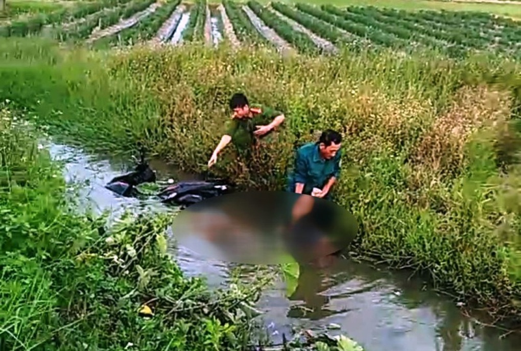 Phát hiện thi thể nam thanh niên cùng chiếc xe máy dưới mương nước - 1 Phát hiện thi thể nam thanh niên cùng chiếc xe máy dưới mương nước - 1