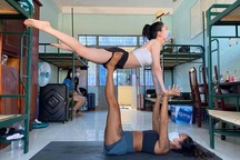 Cô giáo dạy Yoga ngay trong khu cách ly tại Đà Nẵng "gây sốt"