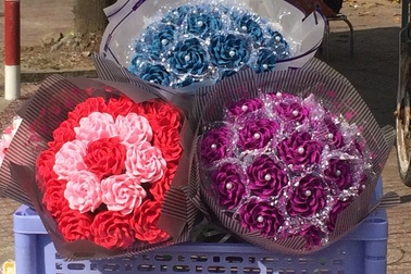 Cận Tết, đường bán hoa Valentine... vắng hoe