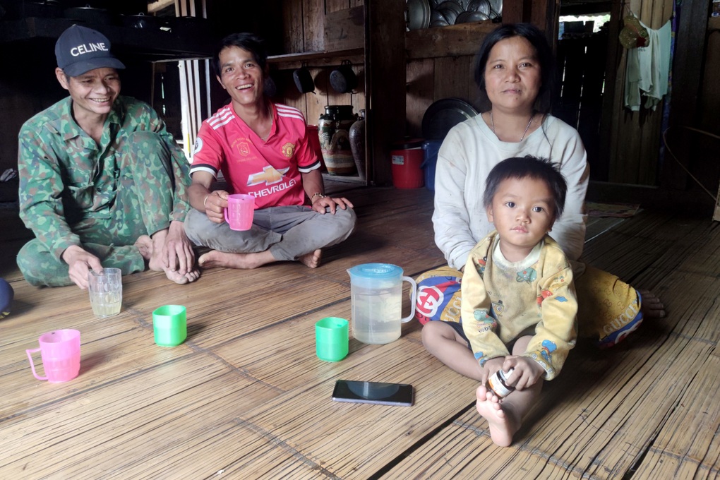 Hơn 1.000 người dân sống không điện, không đường, không sóng điện thoại - 2 Hơn 1.000 người dân sống không điện, không đường, không sóng điện thoại - 2
