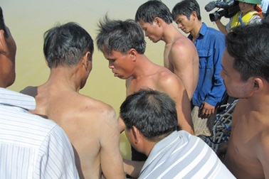 Tặng quà nhóm thợ lặn tham gia trục vớt xe khách bị lũ cuốn