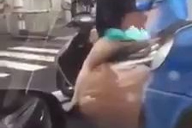 Tình huống khó xử của cô gái trong mưa bão tại Đài Loan