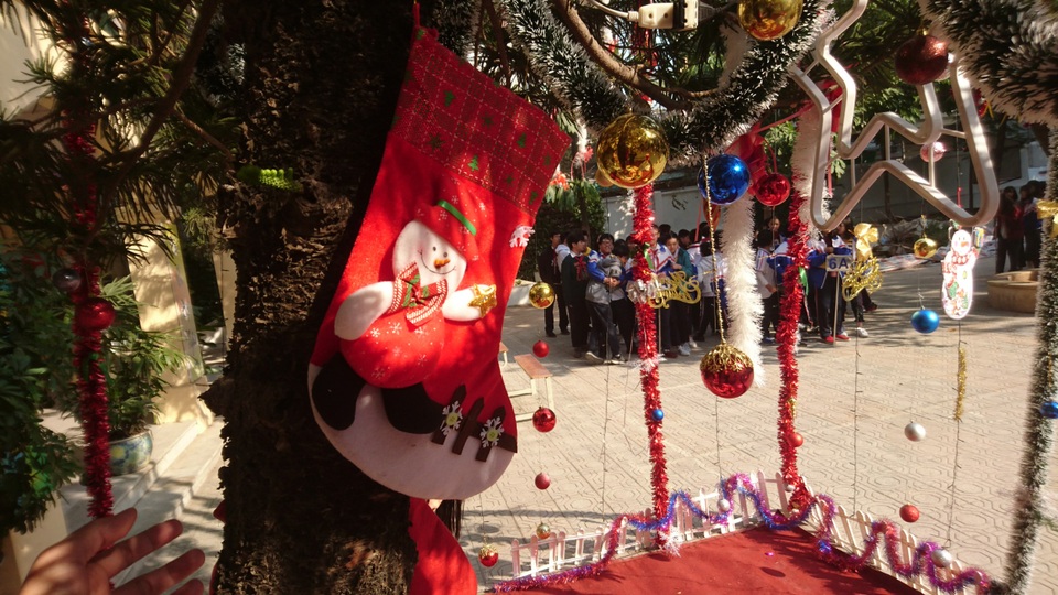 Học sinh trường cấp 2 tại Hà Nội trang trí cây thông Noel “siêu to khổng lồ” - 15 Học sinh trường cấp 2 tại Hà Nội trang trí cây thông Noel “siêu to khổng lồ” - 15