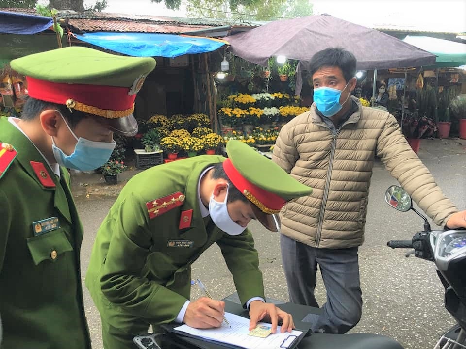 Phạt 4 người đi chợ Tết không đeo khẩu trang - 2 Phạt 4 người đi chợ Tết không đeo khẩu trang - 2