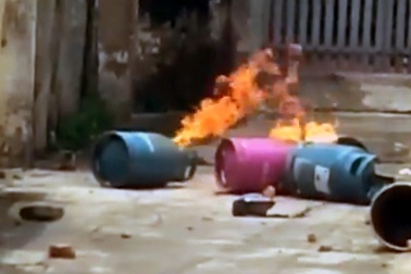 Hà Nội: Mang bình gas đến đốt trước cổng nhà bố vợ cũ