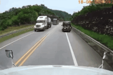 Xử phạt tài xế ô tô khách dừng xe giữa cao tốc Nội Bài - Lào Cai đón khách