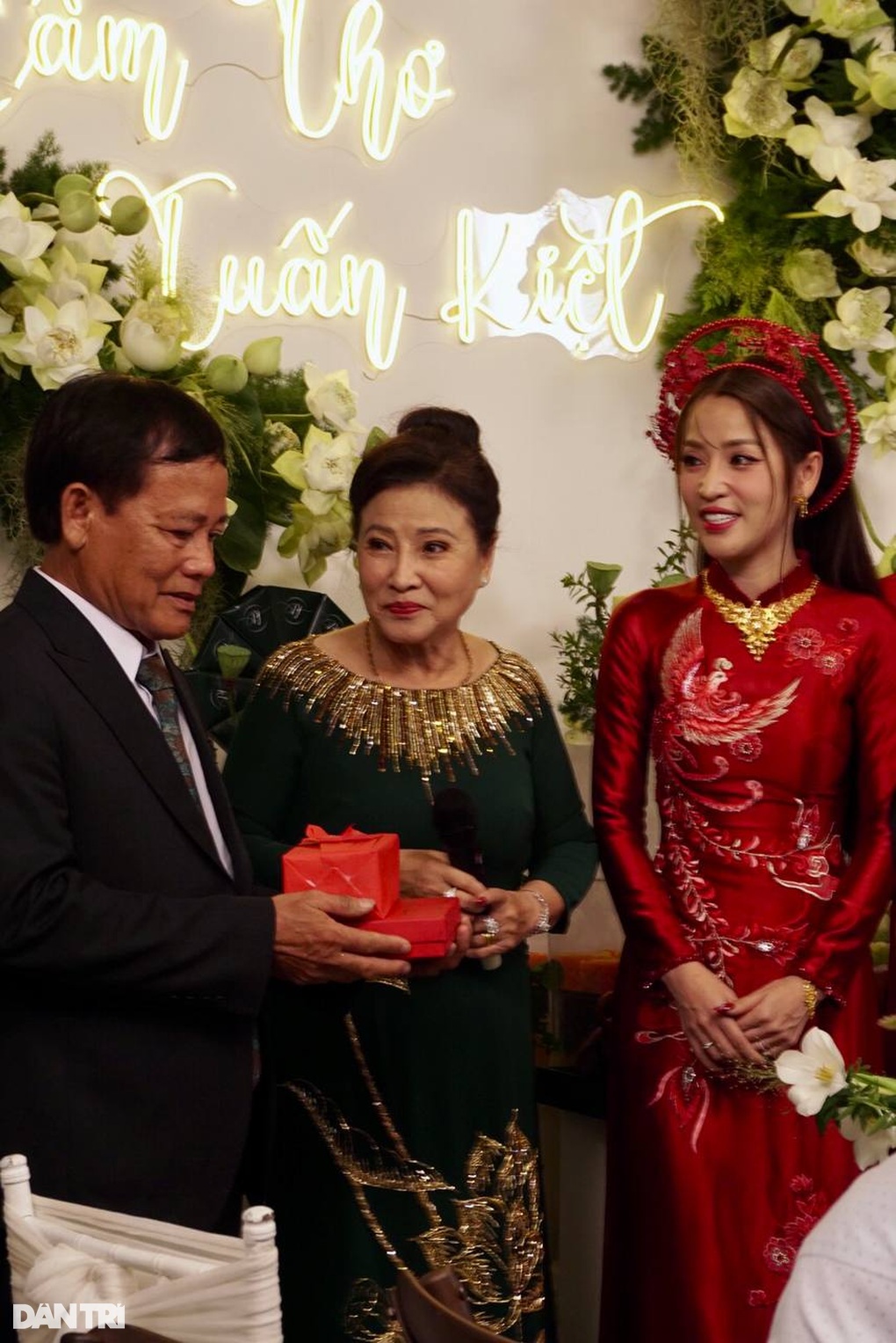 Lễ cưới Puka, Gin Tuấn Kiệt: Đón dâu bằng sà lan, cô dâu nhận 20 cây vàng - 7 Lễ cưới Puka, Gin Tuấn Kiệt: Đón dâu bằng sà lan, cô dâu nhận 20 cây vàng - 7