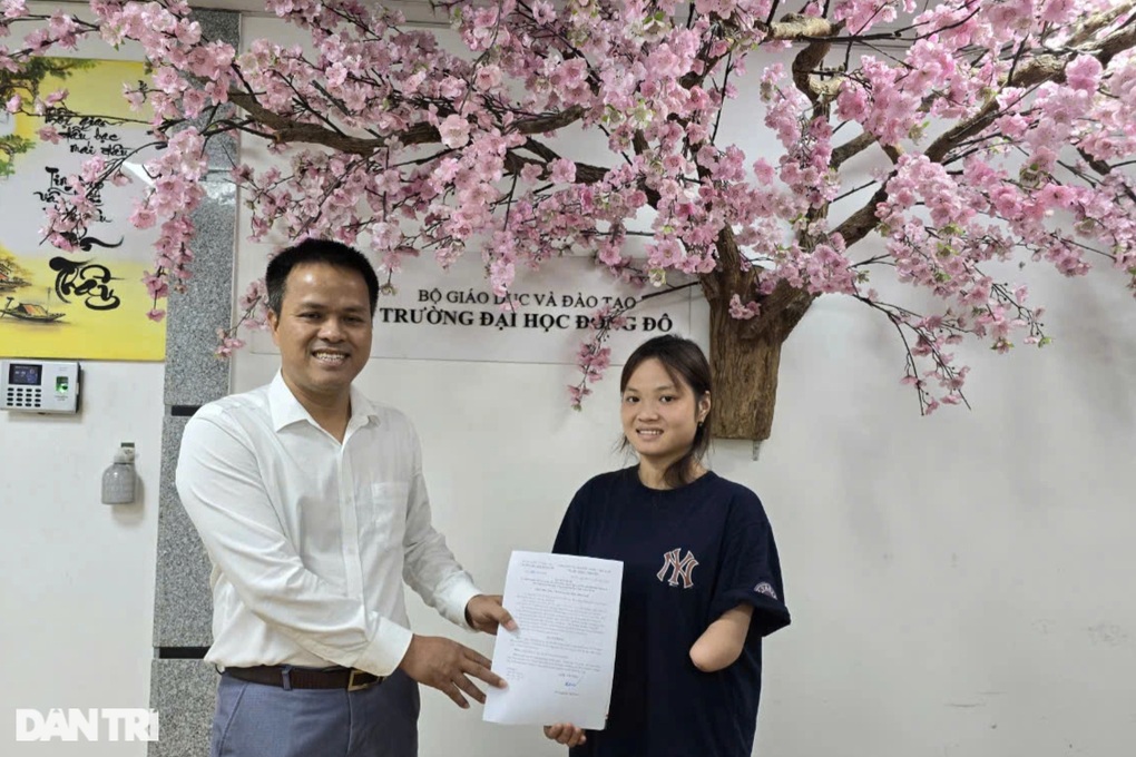 Đại học Đông Đô miễn học phí, tặng sinh hoạt phí nữ sinh 1 tay dân tộc Dao - 2 Đại học Đông Đô miễn học phí, tặng sinh hoạt phí nữ sinh 1 tay dân tộc Dao - 2