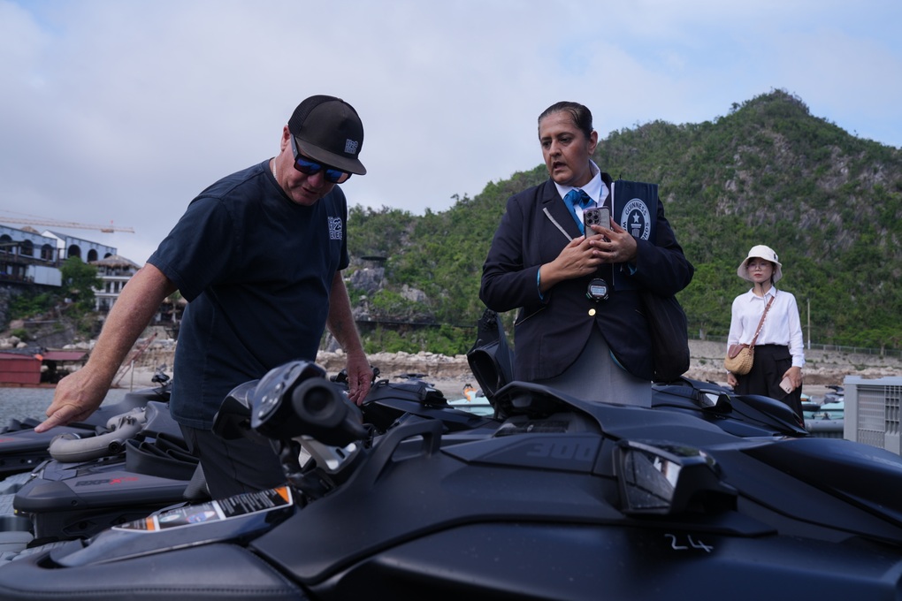 ការបង្ហាញកាំជ្រួច Jetski នៅ Cat Ba បង្កើតកំណត់ត្រាពិភពលោកចំនួនពីរ - ២ Show diễn jetski bắn pháo hoa tại Cát Bà xác lập hai kỷ lục thế giới - 2
