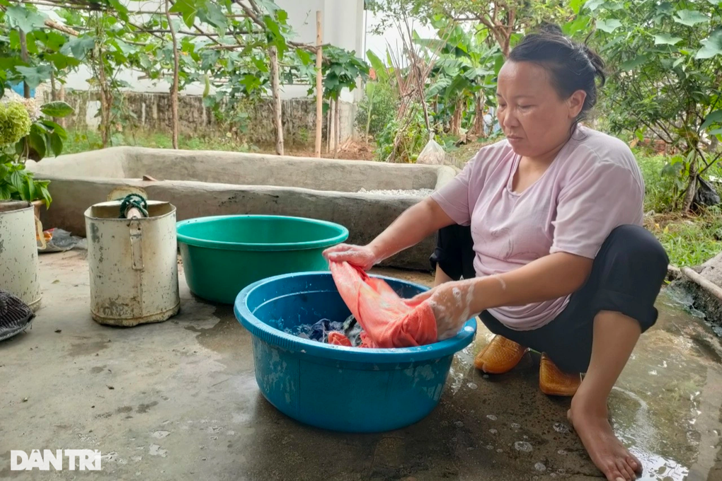 Người mẹ tật nguyền đi bằng 2 tay và con gái 3 tuổi mịt mù tương lai - 4 Người mẹ tật nguyền đi bằng 2 tay và con gái 3 tuổi mịt mù tương lai - 4