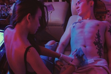 Nữ thợ xăm “bật mí” chuyện xăm trên vùng nhạy cảm của khách