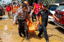 Số người chết tăng, Indonesia gặp khó khăn chồng chất sau sóng thần “quái vật”