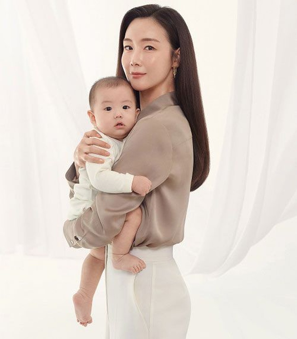 “Nữ hoàng nước mắt” Choi Ji Woo khoe nhan sắc sau sinh ở tuổi 46 - 3 “Nữ hoàng nước mắt” Choi Ji Woo khoe nhan sắc sau sinh ở tuổi 46 - 3