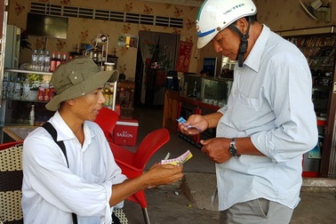 Anh bán vé số "gây sốc" trong kỳ thi tuyển công chức