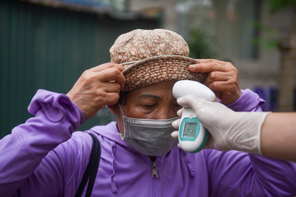 Hà Nội: ATM mỳ tôm, trứng gà trao yêu thương tới người nghèo - 3 Hà Nội: ATM mỳ tôm, trứng gà trao yêu thương tới người nghèo - 3