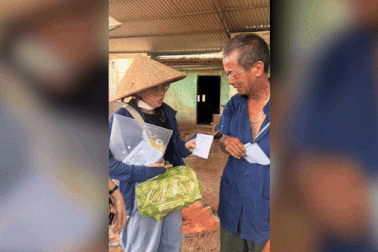 Cụ ông bật khóc khi nhận được quà cứu trợ