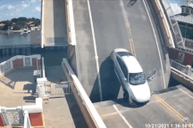 Hình ảnh hãi hùng khi xe ô tô bị mắc kẹt trên cầu nâng