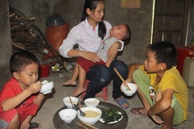 Bố mất, mẹ ung thư giai đoạn cuối, 4 đứa trẻ sống lay lắt qua ngày