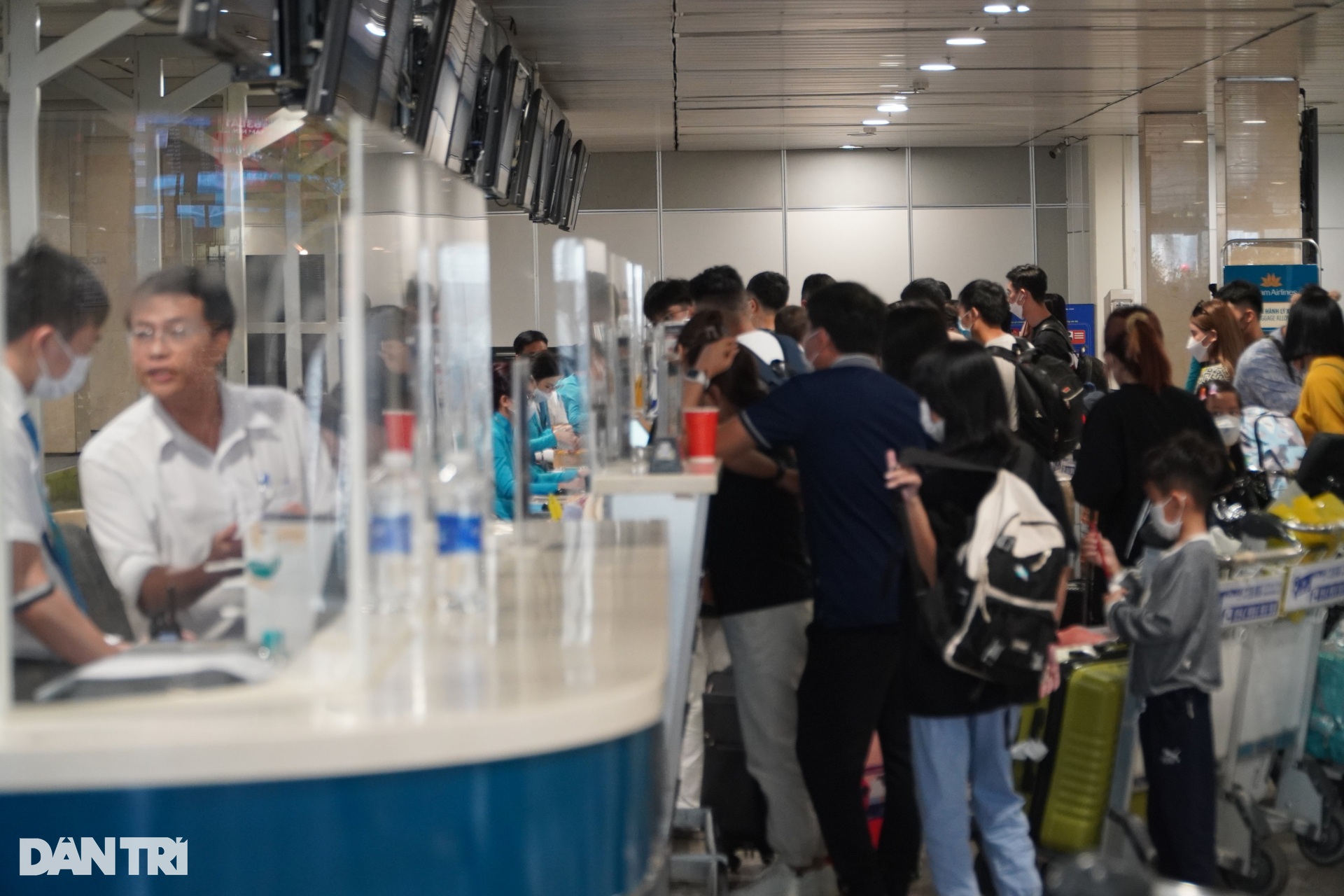 Cảnh vạ vật, mệt mỏi của nhiều người ở Sân bay Tân Sơn Nhất ngày 27 Tết - 11 Cảnh vạ vật, mệt mỏi của nhiều người ở Sân bay Tân Sơn Nhất ngày 27 Tết - 11