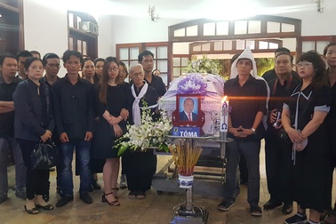 Gia đình, đồng nghiệp tiễn đưa nhạc sĩ Trần Quang Lộc trong cơn mưa tầm tã