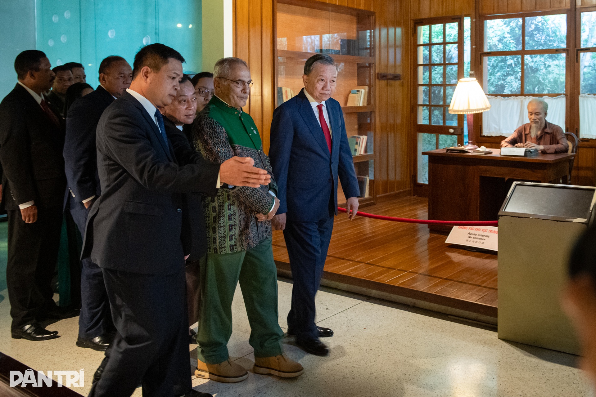 Chủ tịch nước Tô Lâm cùng Tổng thống Timor-Leste thăm Bảo tàng Hồ Chí Minh - 6 Chủ tịch nước Tô Lâm cùng Tổng thống Timor-Leste thăm Bảo tàng Hồ Chí Minh - 6