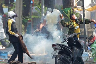 Thái Lan: Người biểu tình xông vào điểm bầu cử, cảnh sát bắn hơi cay