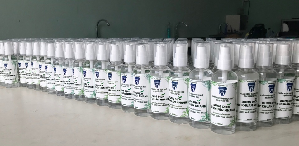 Sinh viên điều chế nước sát khuẩn phát miễn phí, phòng dịch Covid-19 - 4 Sinh viên điều chế nước sát khuẩn phát miễn phí, phòng dịch Covid-19 - 4