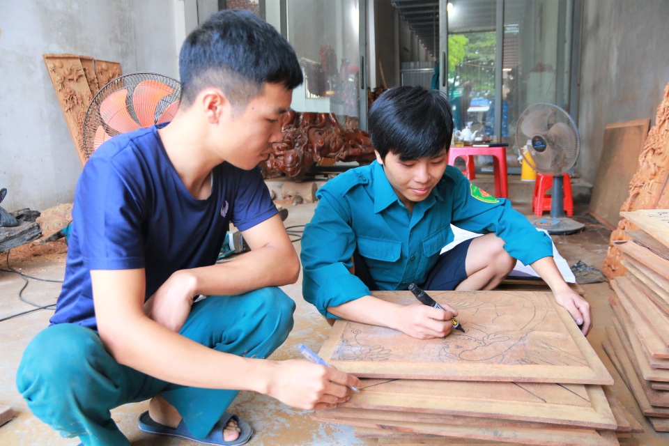 Chàng trai làng “thổi hồn” vào gỗ, kiếm hàng trăm triệu đồng mỗi năm - 8 Chàng trai làng “thổi hồn” vào gỗ, kiếm hàng trăm triệu đồng mỗi năm - 8