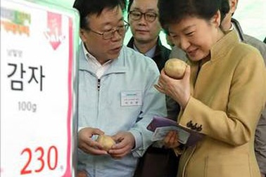 Tổng thống Hàn Quốc dùng chiếc ví giá chưa tới 80.000 đồng