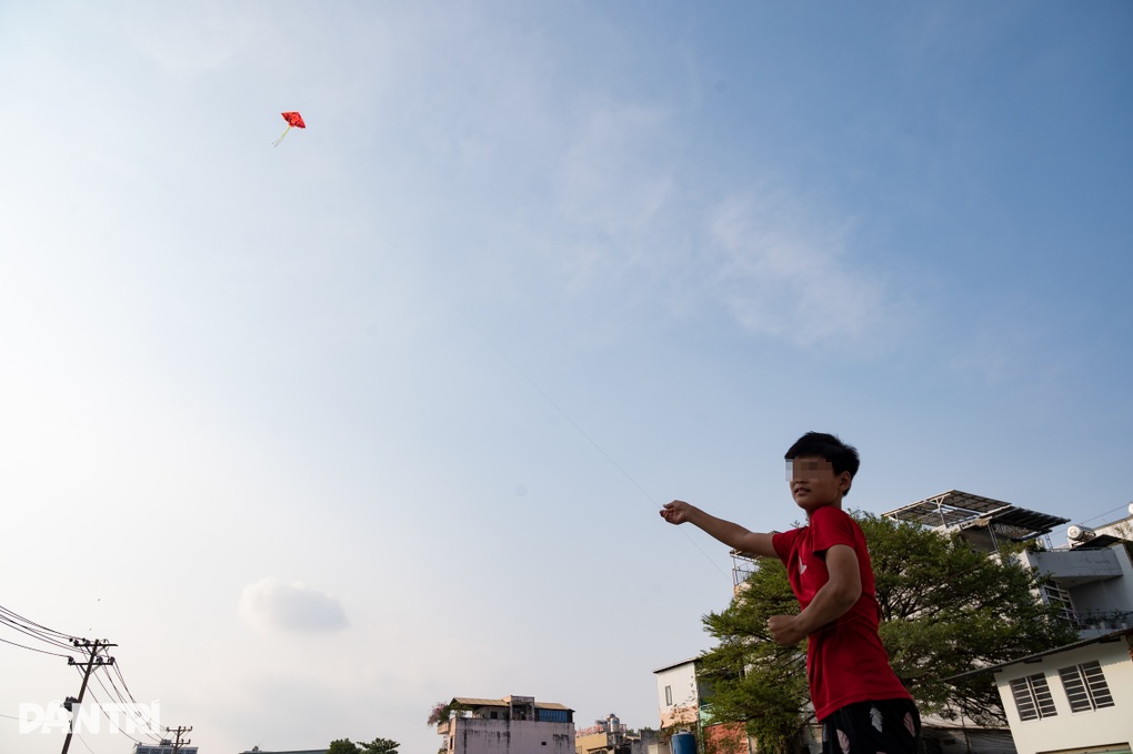 Người dân nói về việc thả diều gần khu vực hạ cánh sân bay Tân Sơn Nhất - 1 Người dân nói về việc thả diều gần khu vực hạ cánh sân bay Tân Sơn Nhất - 1