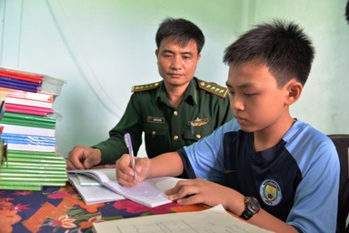 Những thầy giáo mang quân hàm xanh của học trò nghèo Quảng Ngãi