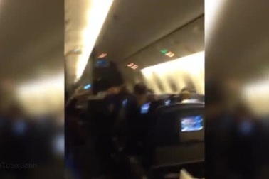 Hành khách la hét hoảng loạn khi máy bay rung lắc mạnh.