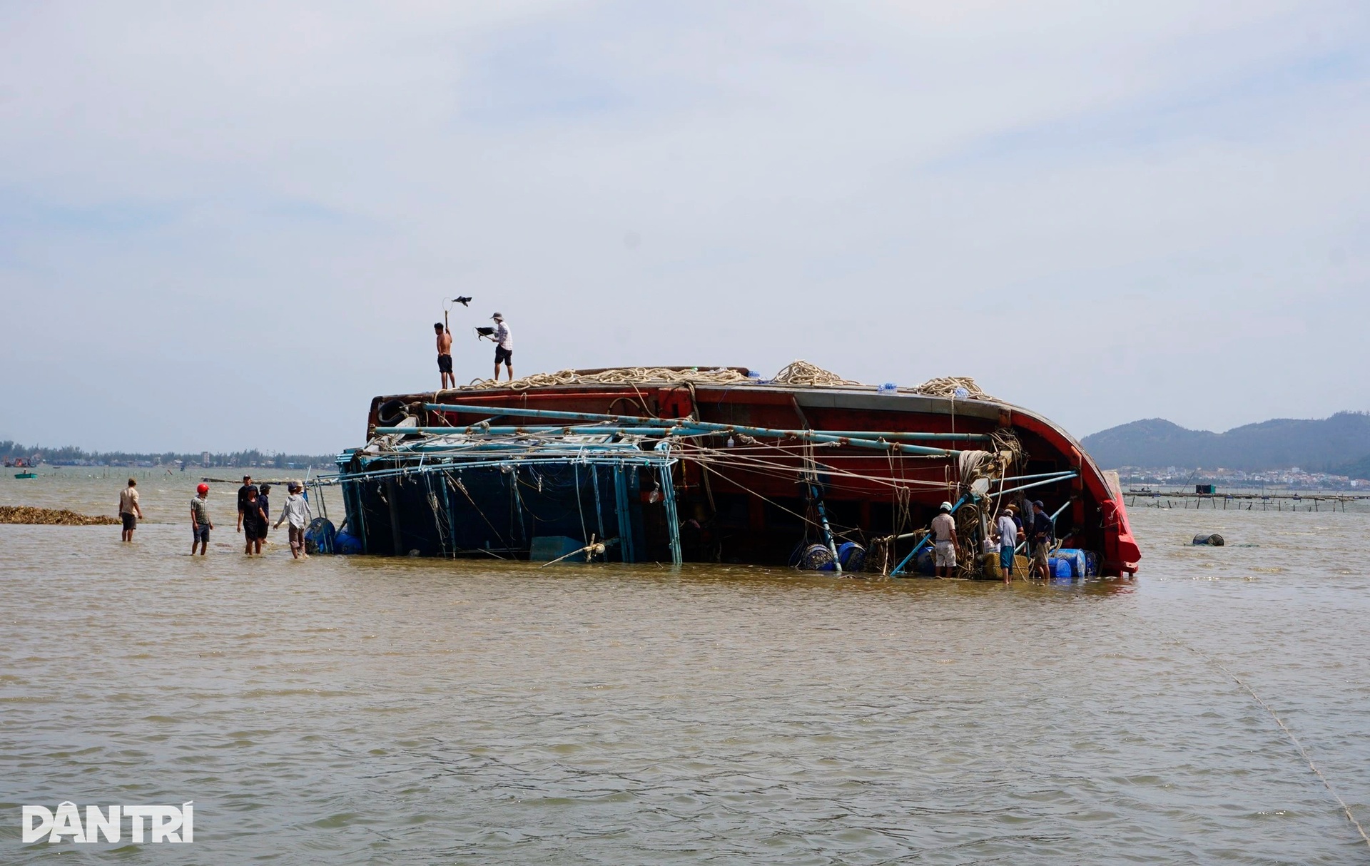Ngư dân hối hả cứu tàu sau bão Kalmaegi: Thà mất tay còn hơn mất tàu - 3