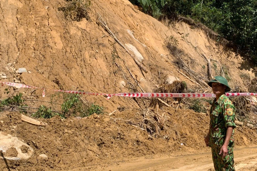 Vụ quả đồi đổ ập giữa trời nắng: Tiếng nổ rất lớn, đất đá đổ như thác - 2