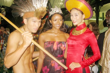 Ngọc Tình "đóng khố, cởi trần" tại cuộc thi siêu mẫu Thế giới