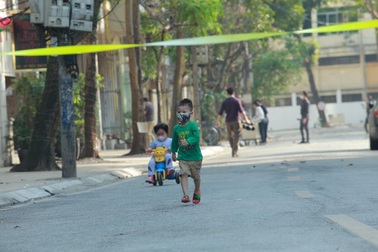 "Tinh thần người dân phố cách ly Trúc Bạch rất thoải mái, yên tâm"