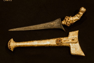 Đấu giá dao găm bọc vàng nạm 36 viên hổ phách có từ thế kỉ 18