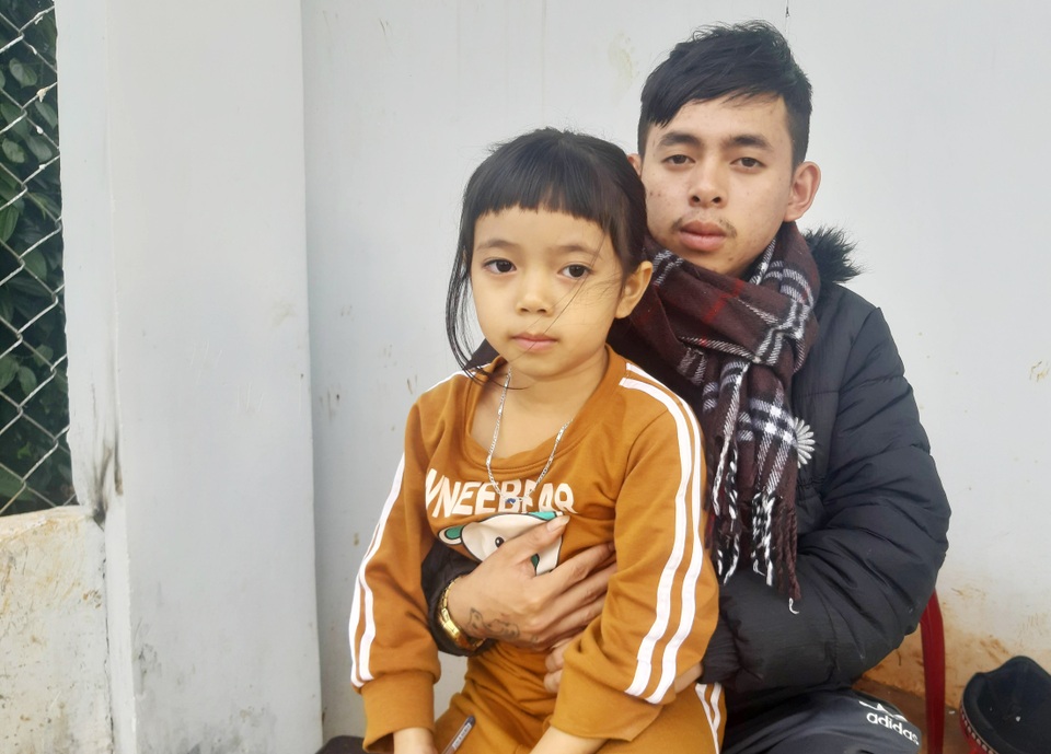 Thương cảnh anh em mồ côi trong căn nhà thế chấp, anh phụ hồ nuôi em ăn học - 3 Thương cảnh anh em mồ côi trong căn nhà thế chấp, anh phụ hồ nuôi em ăn học - 3